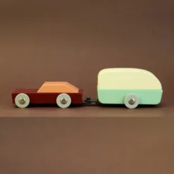 Holzauto mit Wohnwagen